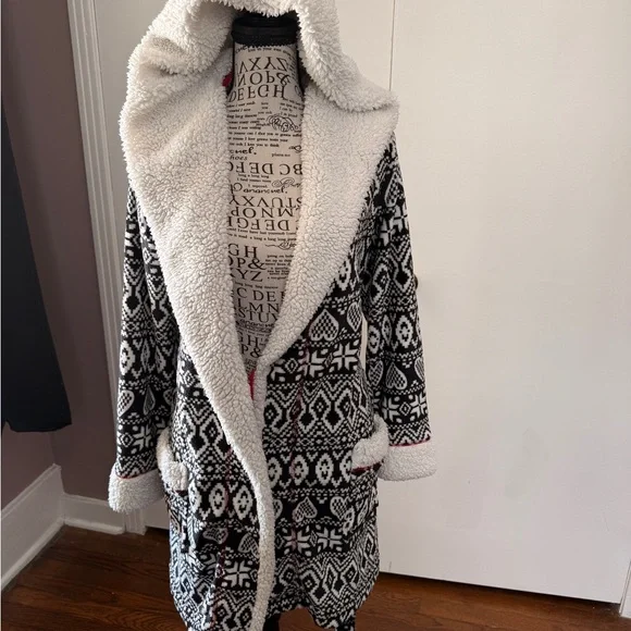 Secret Treasures Soft Comfy Robe With Hearts - Picture 8 of 13